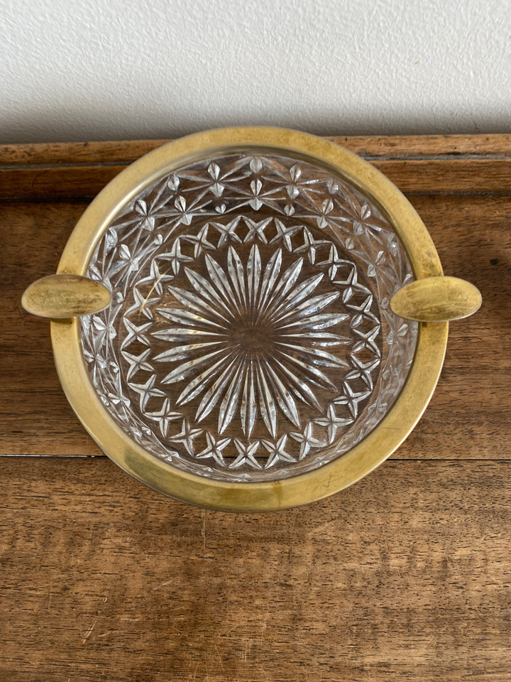 Cendrier en verre coupé et armature dorée