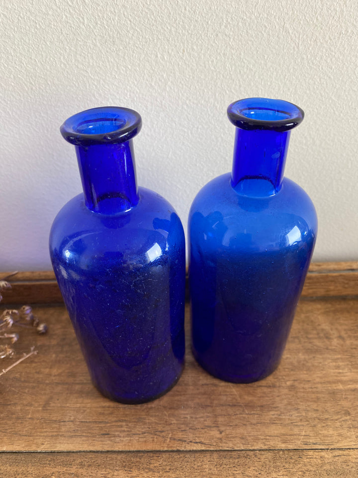 Flacons anciens en verre couleur bleu roi