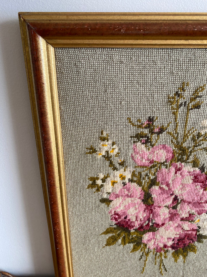 Broderie fleurs encadré doré
