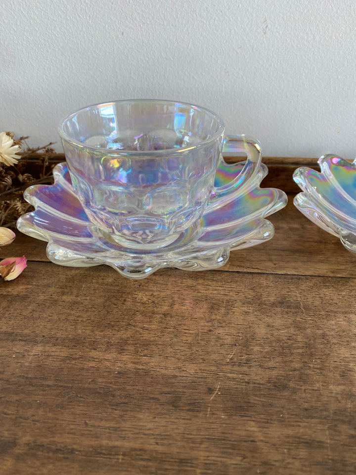 Tasses et soucoupes en verre irisé