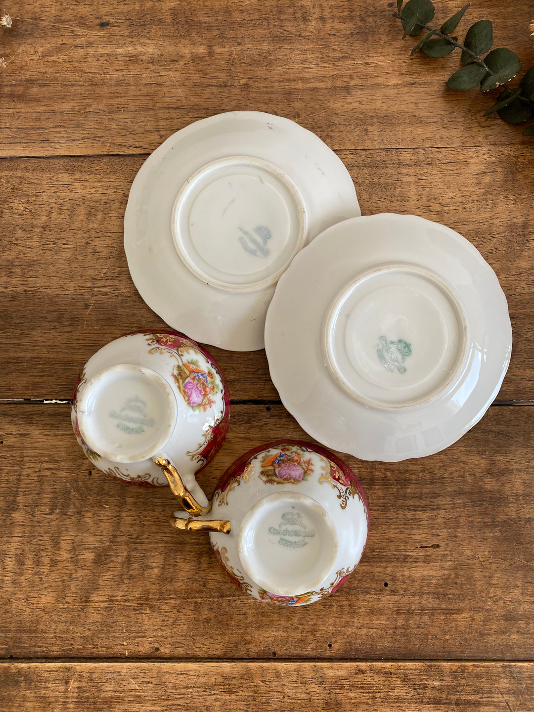 Tasses et soucoupes blanches et or avec scènes romantiques Bavaria