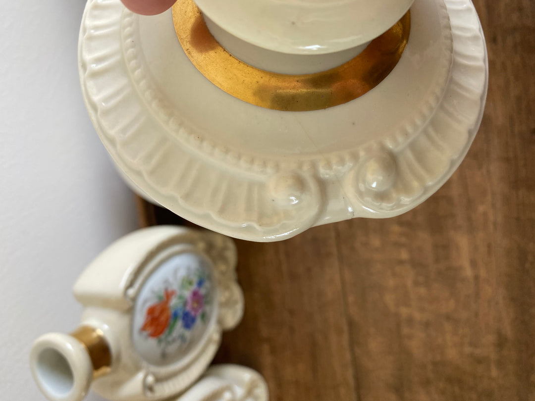 Flacons de salle de bain en porcelaine décoration florale moulures