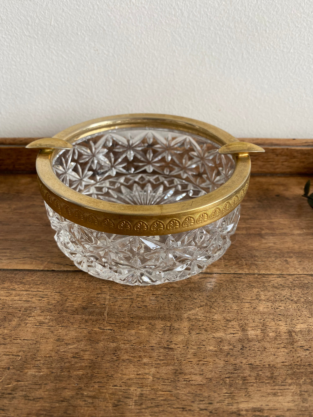 Cendrier en verre coupé et armature dorée