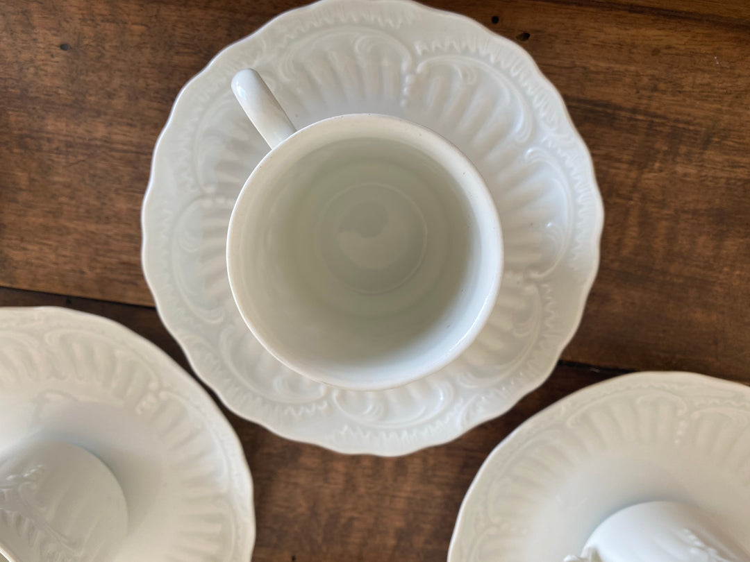 Tasses à café en porcelaine de limoges moulures blanches