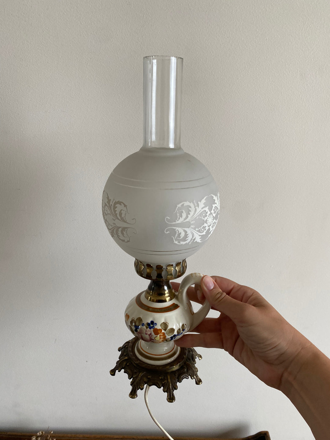 Lampe à pétrole verre fumé et porcelaine fleurie