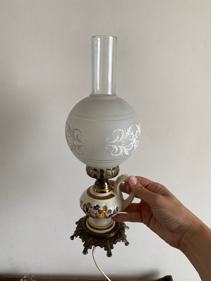 Lampe à pétrole verre fumé et porcelaine fleurie