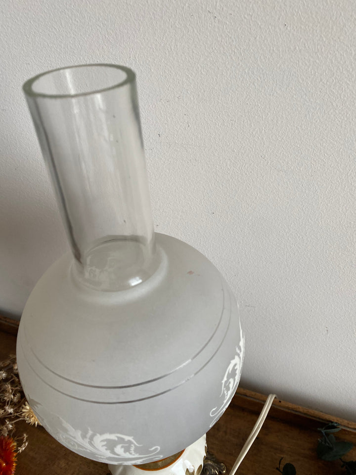 Lampe à pétrole verre fumé et porcelaine fleurie