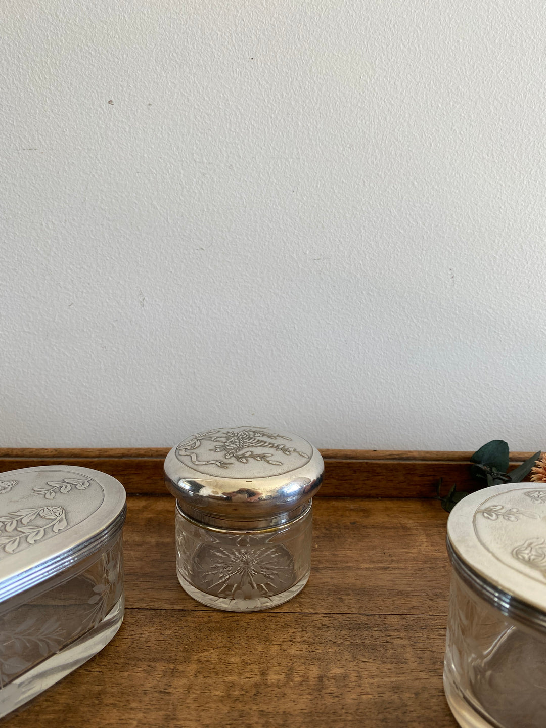 Éléments de toilette ciselé et bouchon métal argenté