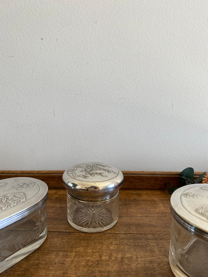 Éléments de toilette ciselé et bouchon métal argenté