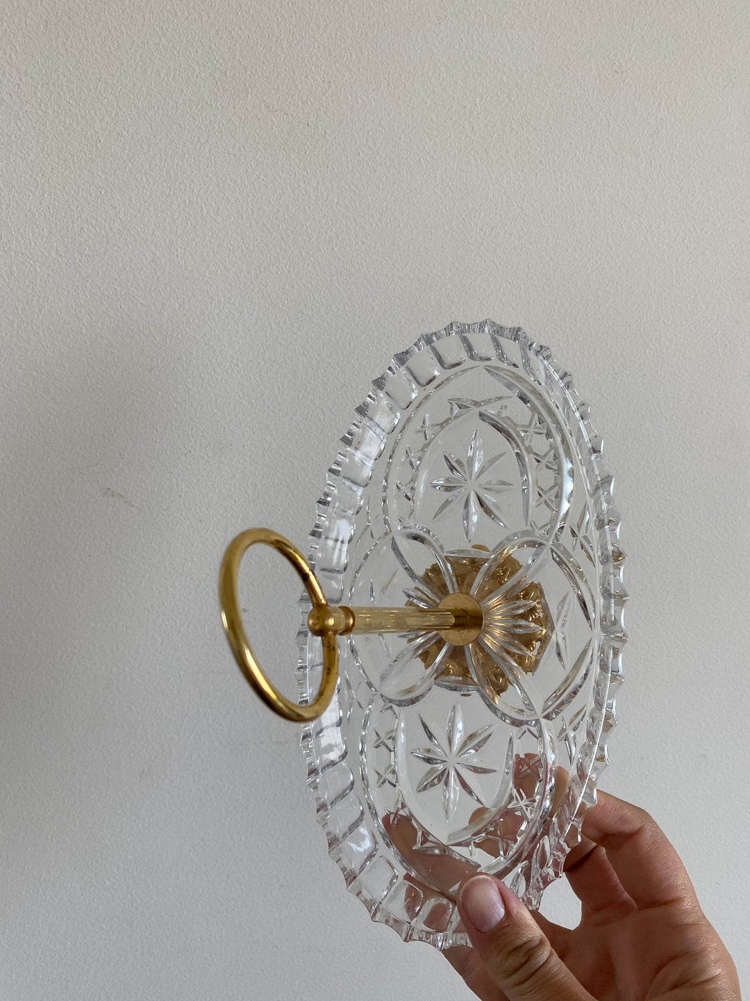 Ramequin en verre taillé et anse dorée