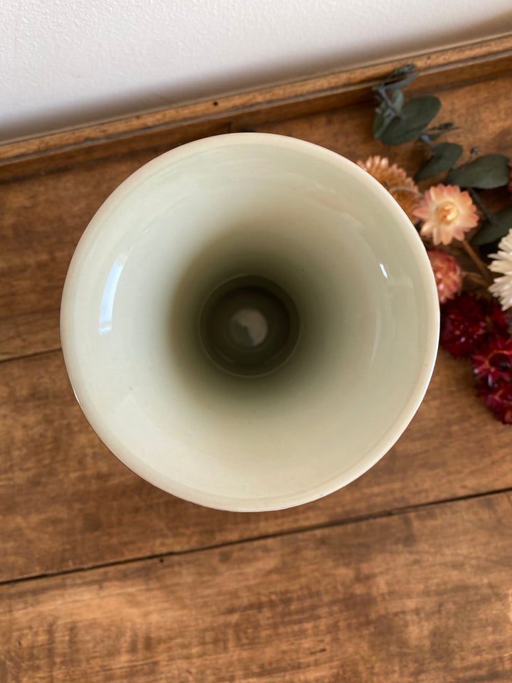 Vase en porcelaine et flacon en opaline blanche