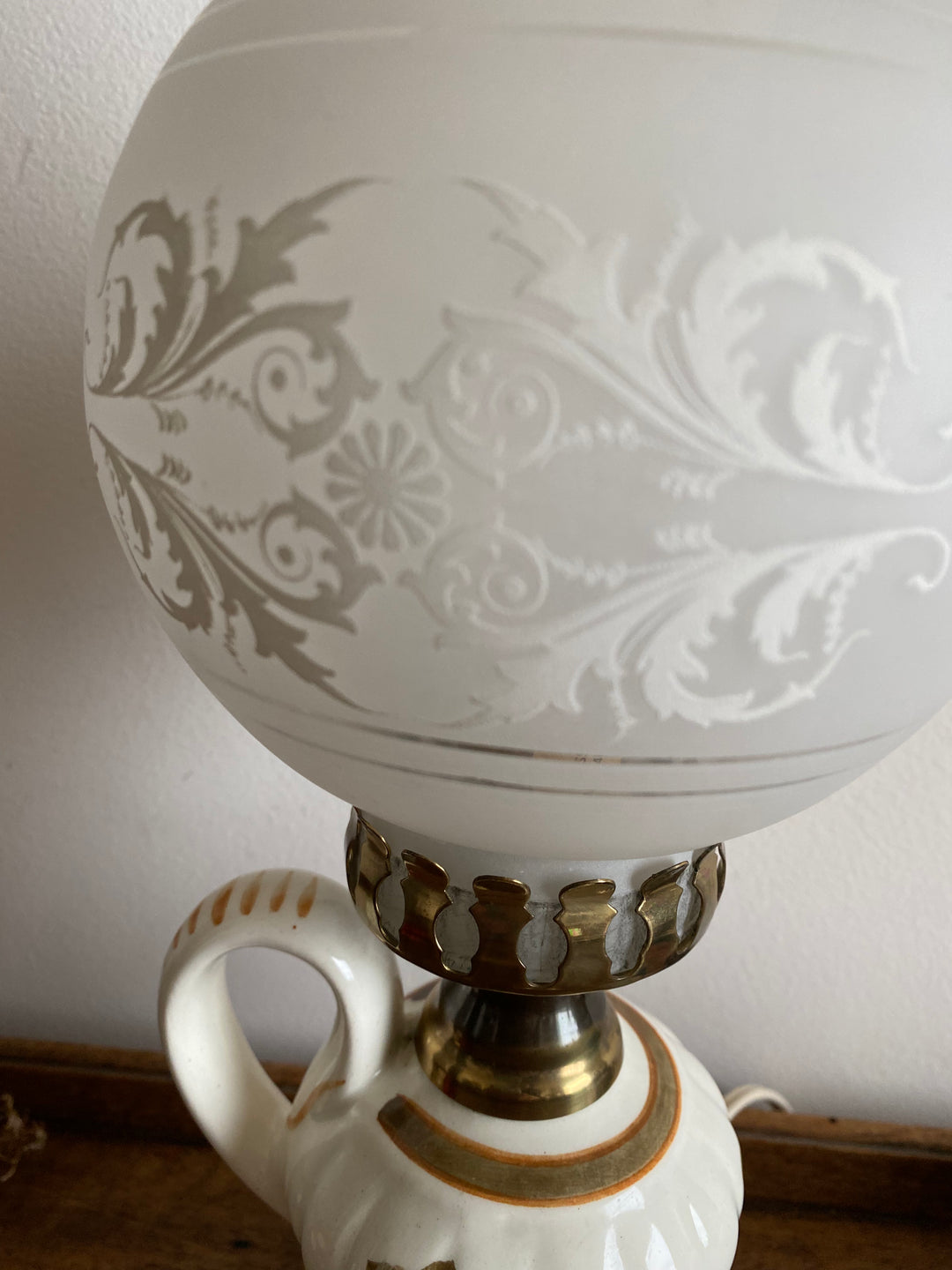 Lampe à pétrole verre fumé et porcelaine fleurie
