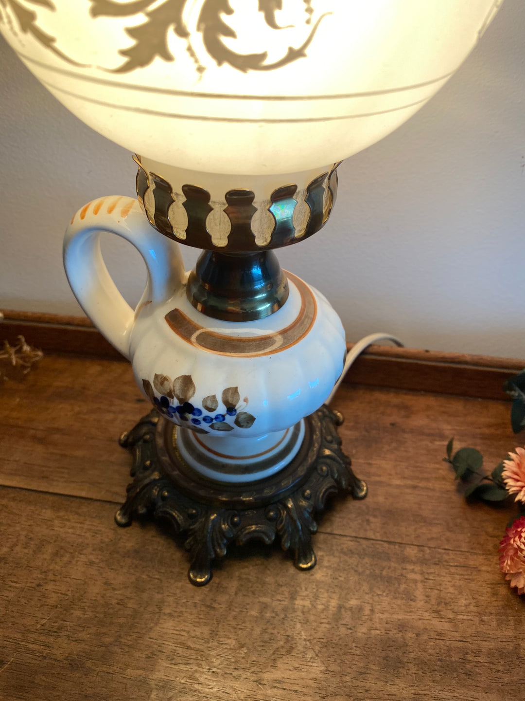 Lampe à pétrole verre fumé et porcelaine fleurie