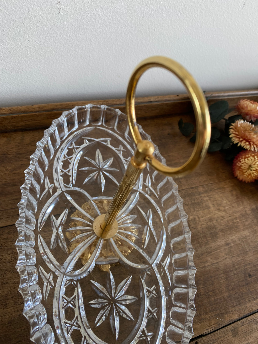 Ramequin en verre taillé et anse dorée