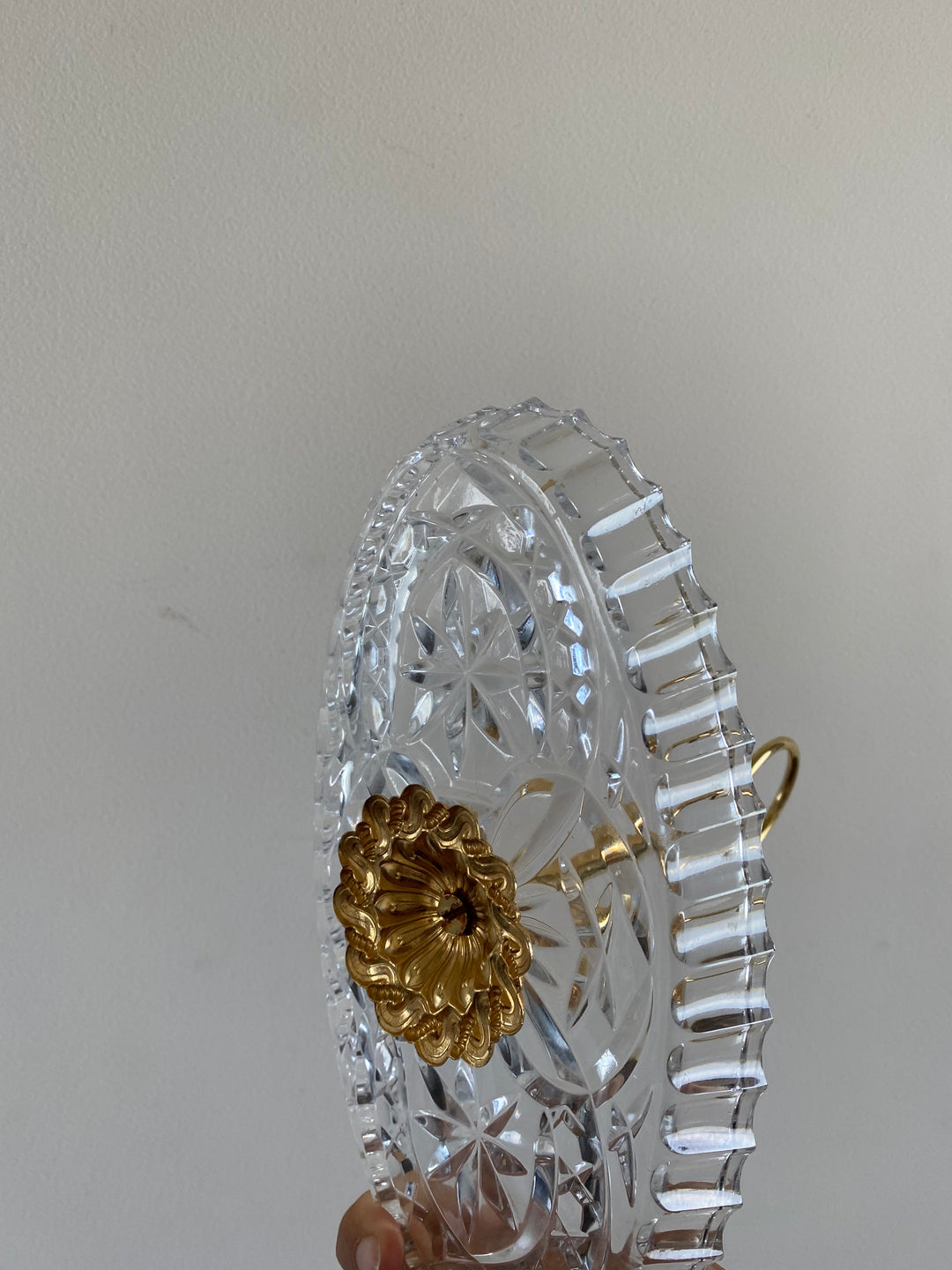Ramequin en verre taillé et anse dorée