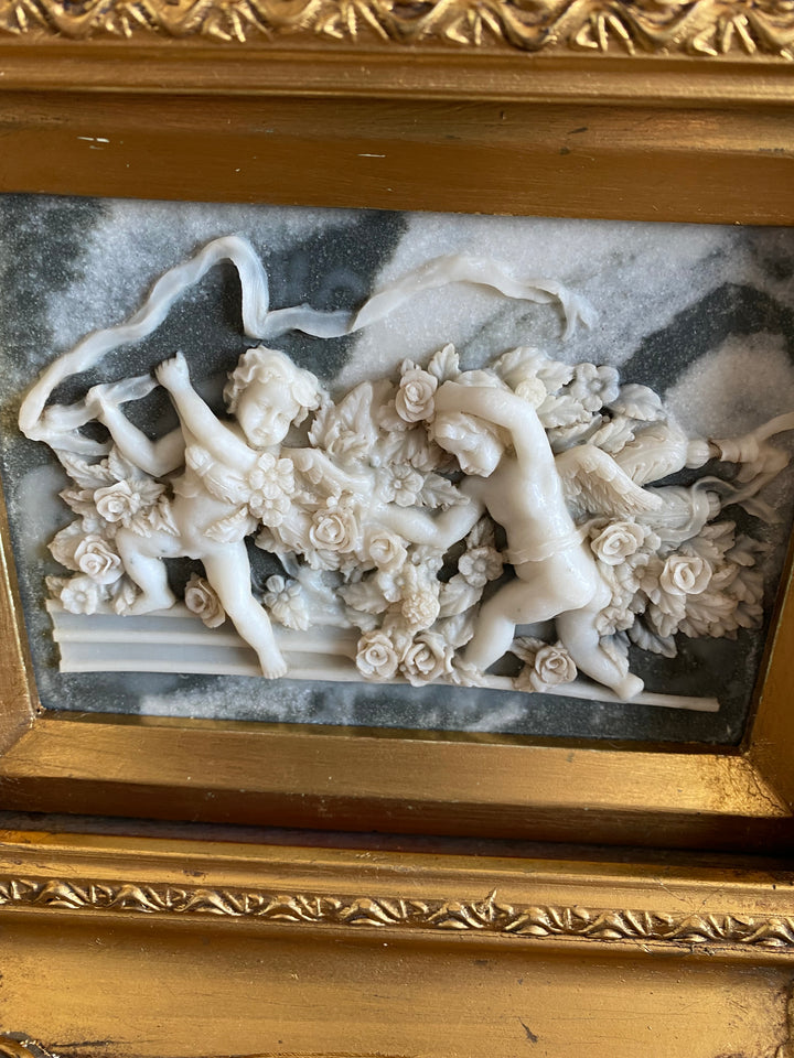 Gravure sur marbre scène cherubins dans son cadre doré style baroque