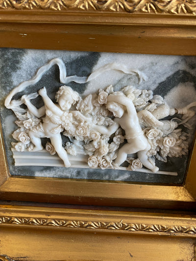 Gravure sur marbre scène cherubins dans son cadre doré style baroque