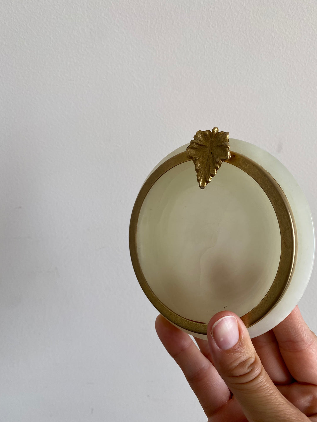 Cendrier en onyx verte cerclé de doré avec reposoir en petite feuille