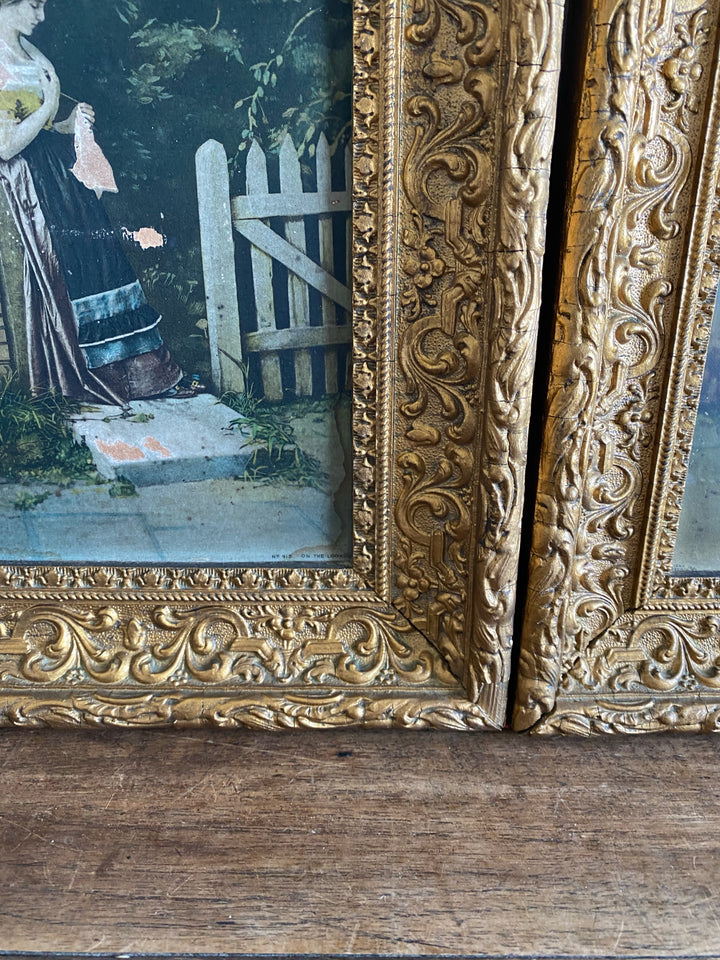Cadres anciens en bois aux moulures dorées baroques, représentant des scènes d'époque.