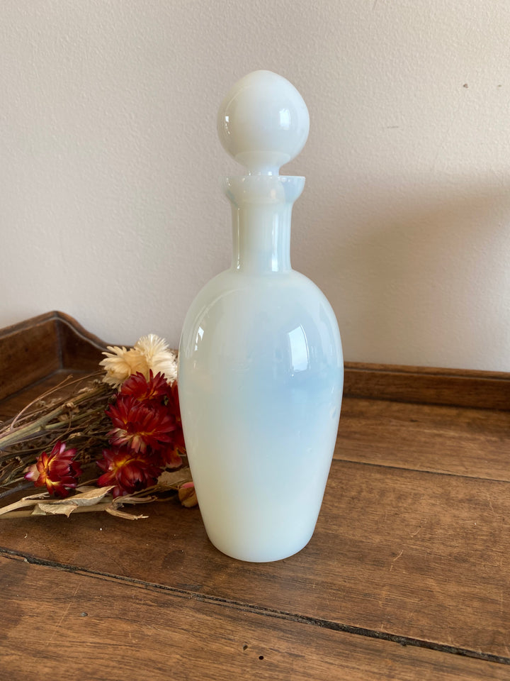 Vase en porcelaine et flacon en opaline blanche