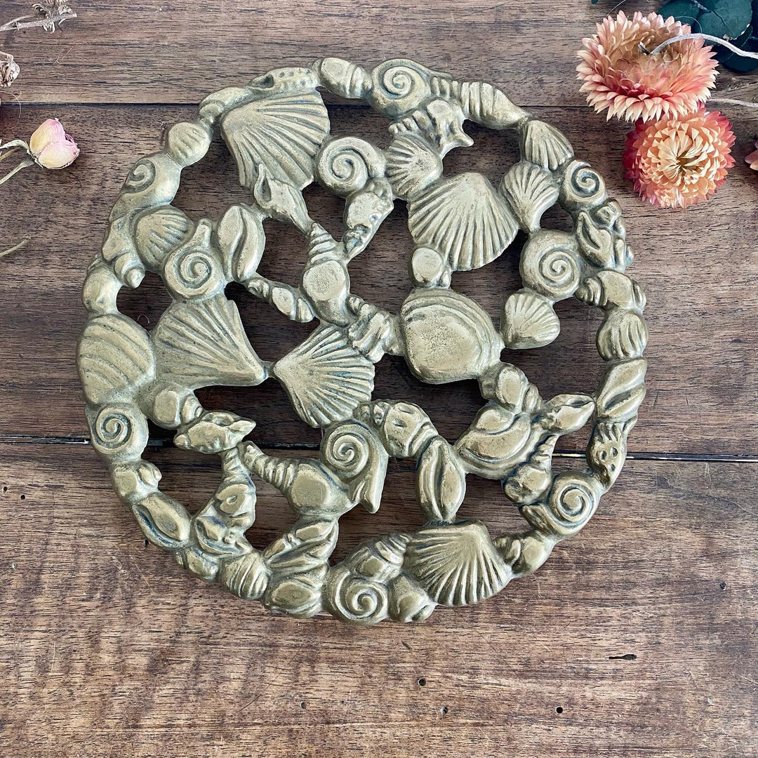 Dessous de plat rond laiton doré avec coquillage