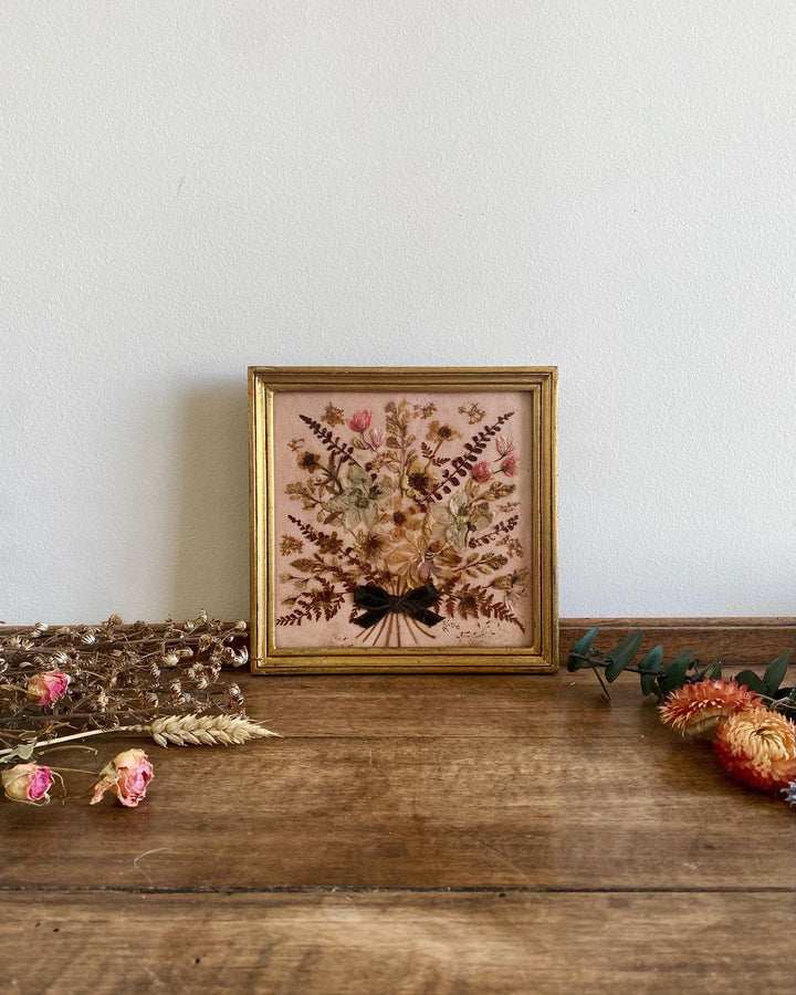 Cadre en bois doré avec ses fleurs séchées