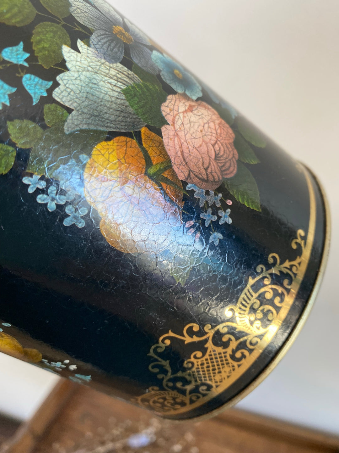 Boîte en métal noir liseré doré avec motifs fleurs