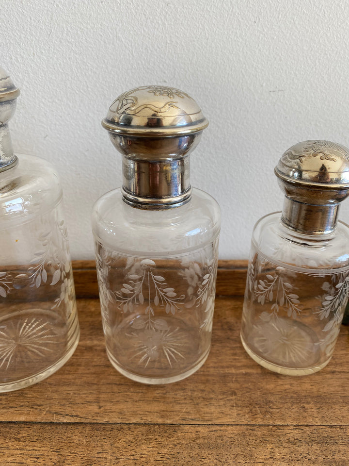 Éléments de toilette ciselé et bouchon métal argenté