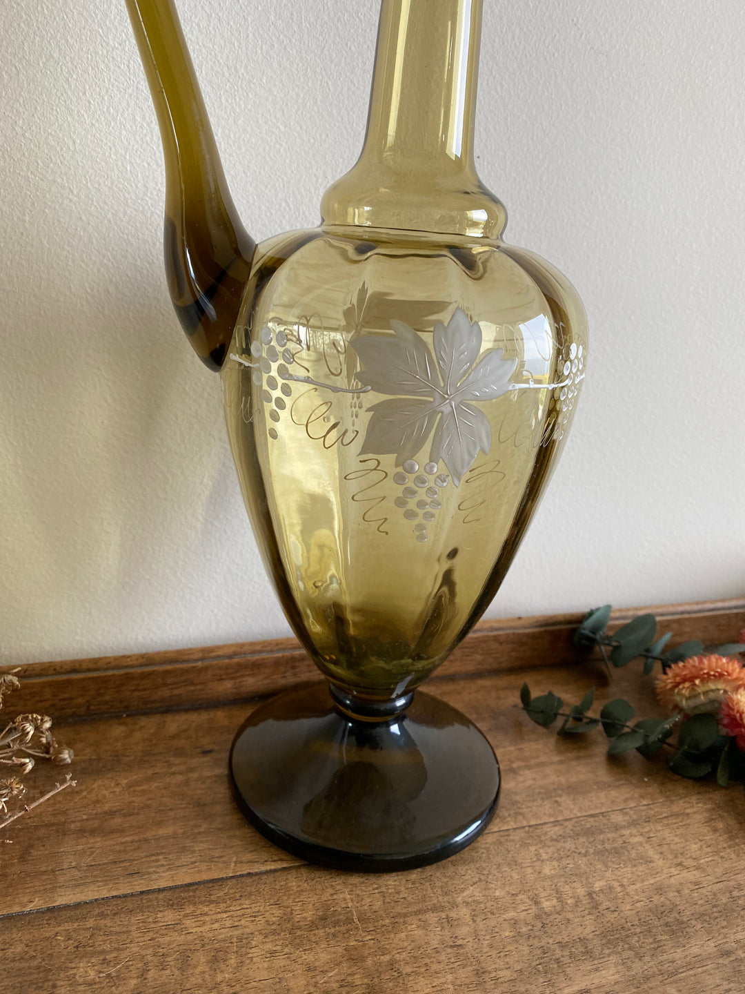 Carafe en verre fumé ornée de fleurs blanches
