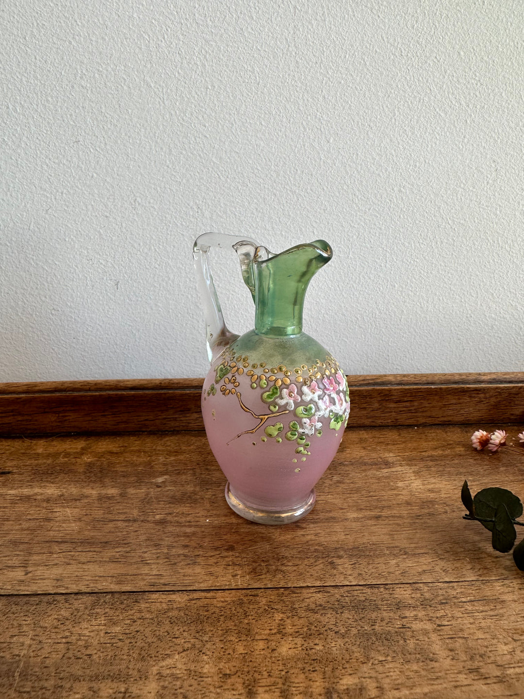 Ensemble en verre rose et vert décoré de petites fleurs peintes à la main verre fumé