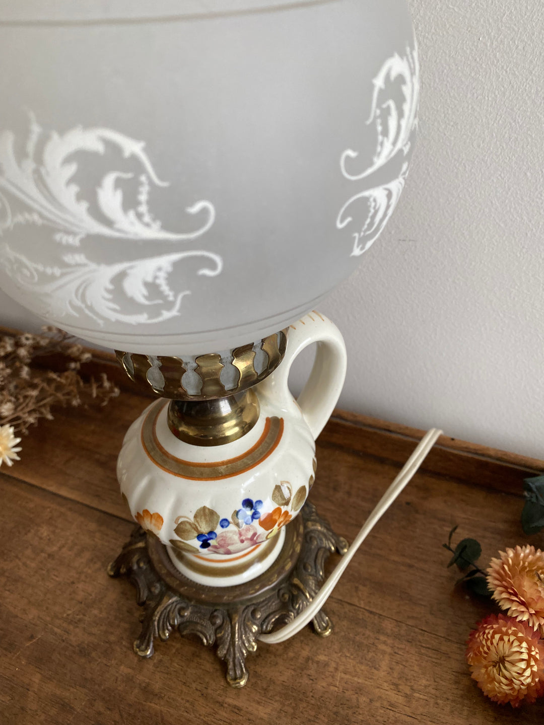 Lampe à pétrole verre fumé et porcelaine fleurie