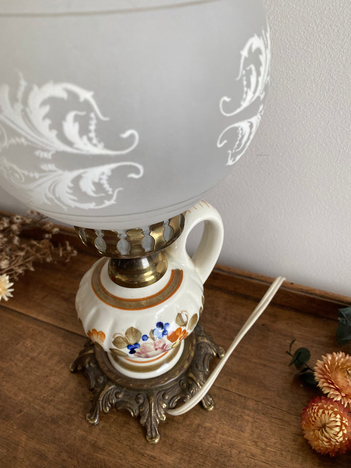 Lampe à pétrole verre fumé et porcelaine fleurie