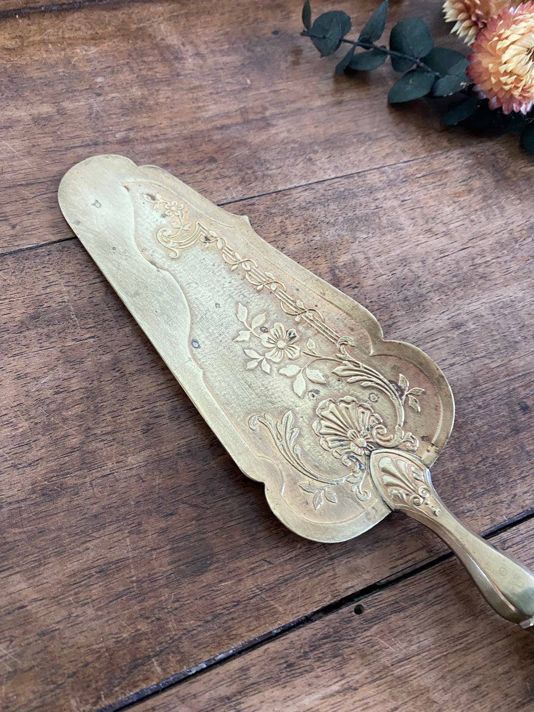 Pelle à tarte en métal argenté et doré détails travaillés