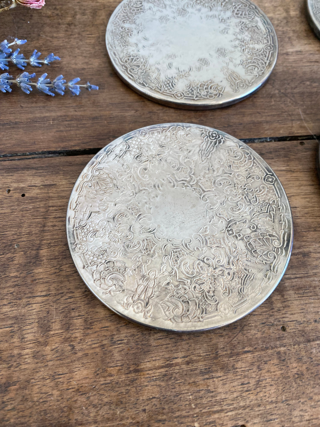 Sous-verres en métal argenté gravé