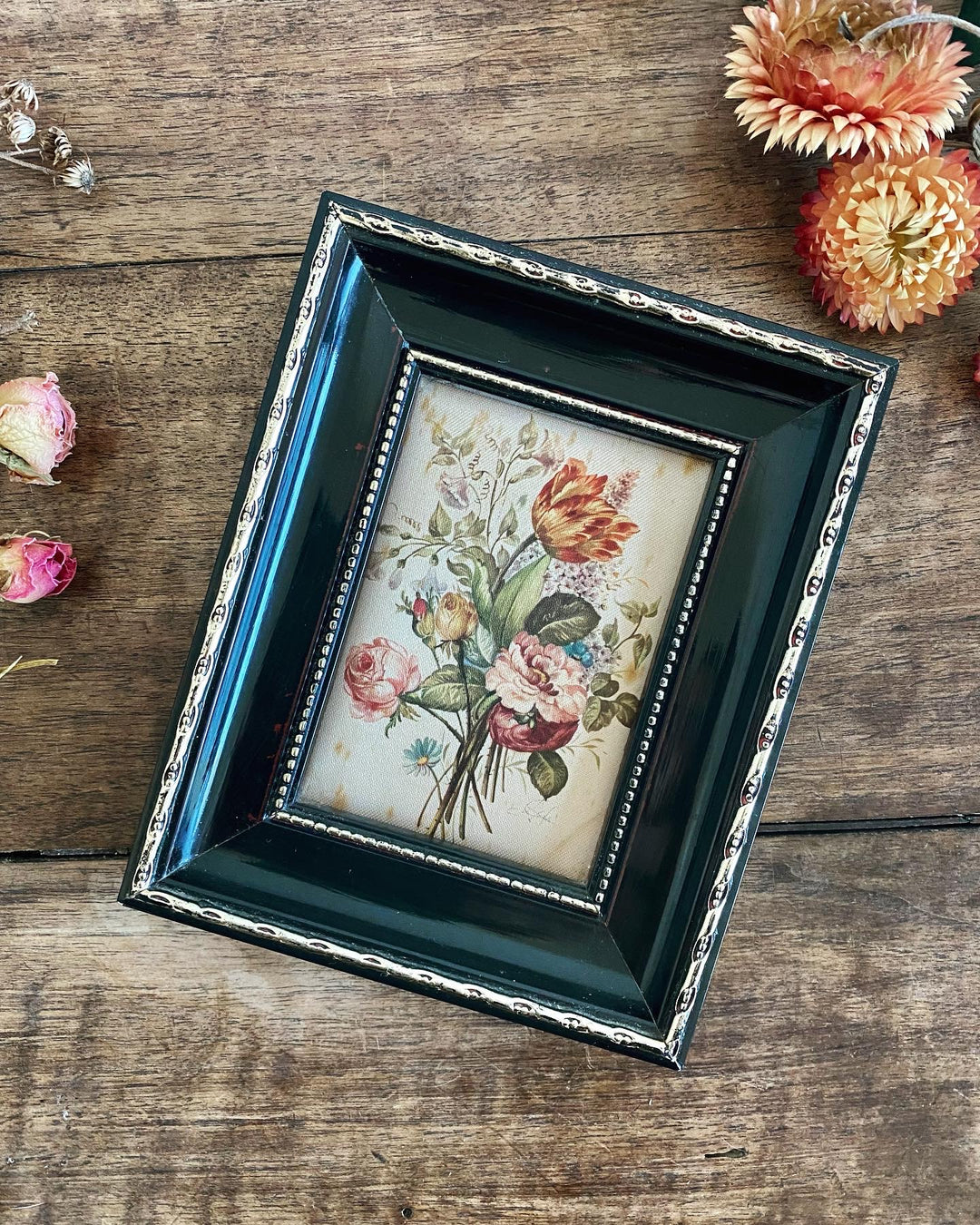 Peinture bouquet de roses sur soie petit cadre noir et doré