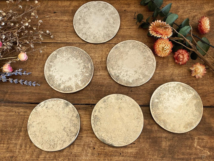 Sous-verres en métal argenté gravé