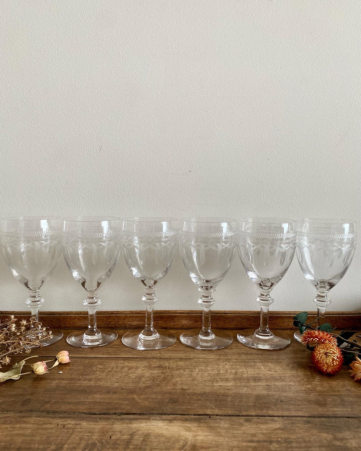 Verres à vin en cristal avec frises décoratives gravées