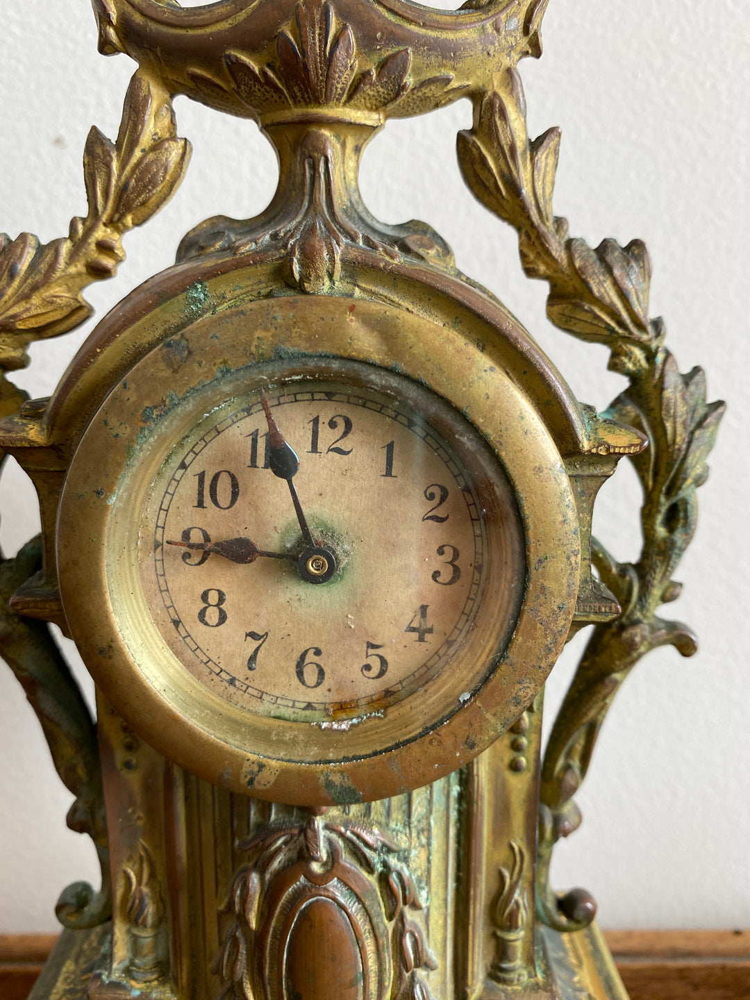 Horloge en régule et laiton XIX ème