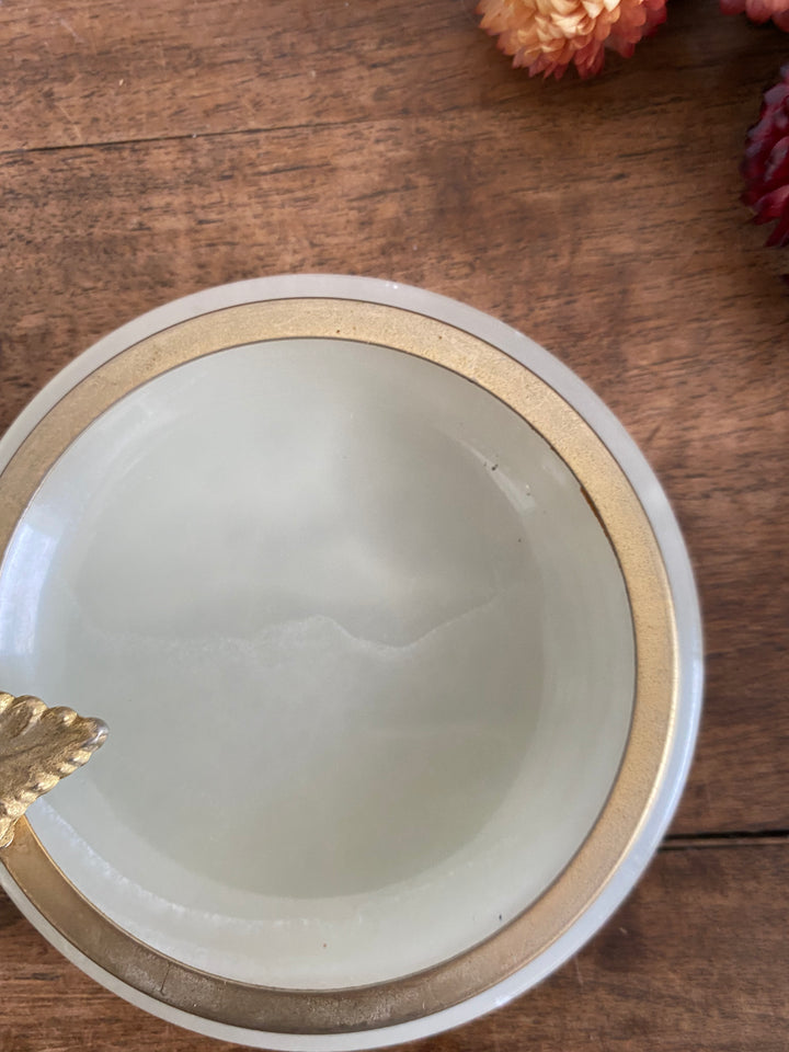 Cendrier en onyx verte cerclé de doré avec reposoir en petite feuille