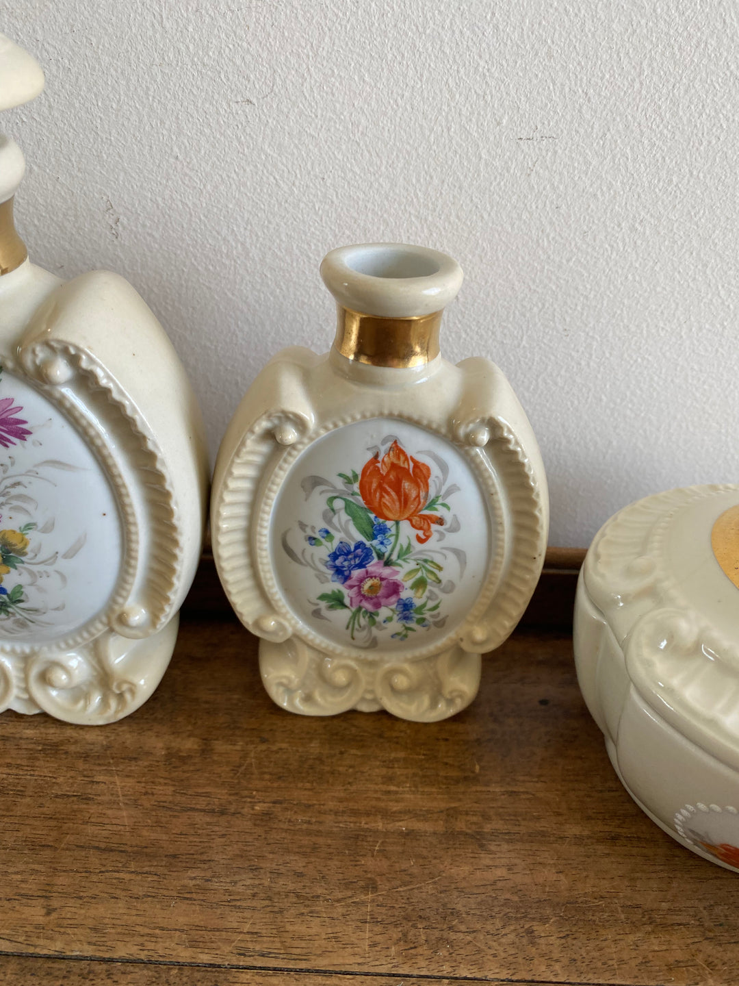 Flacons de salle de bain en porcelaine décoration florale moulures