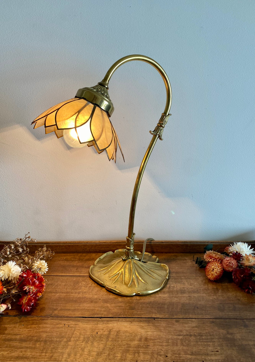 Lampe en laiton fleur nacrée