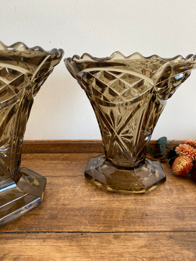 Vases Art Déco en verre moulé noir motifs géométriques