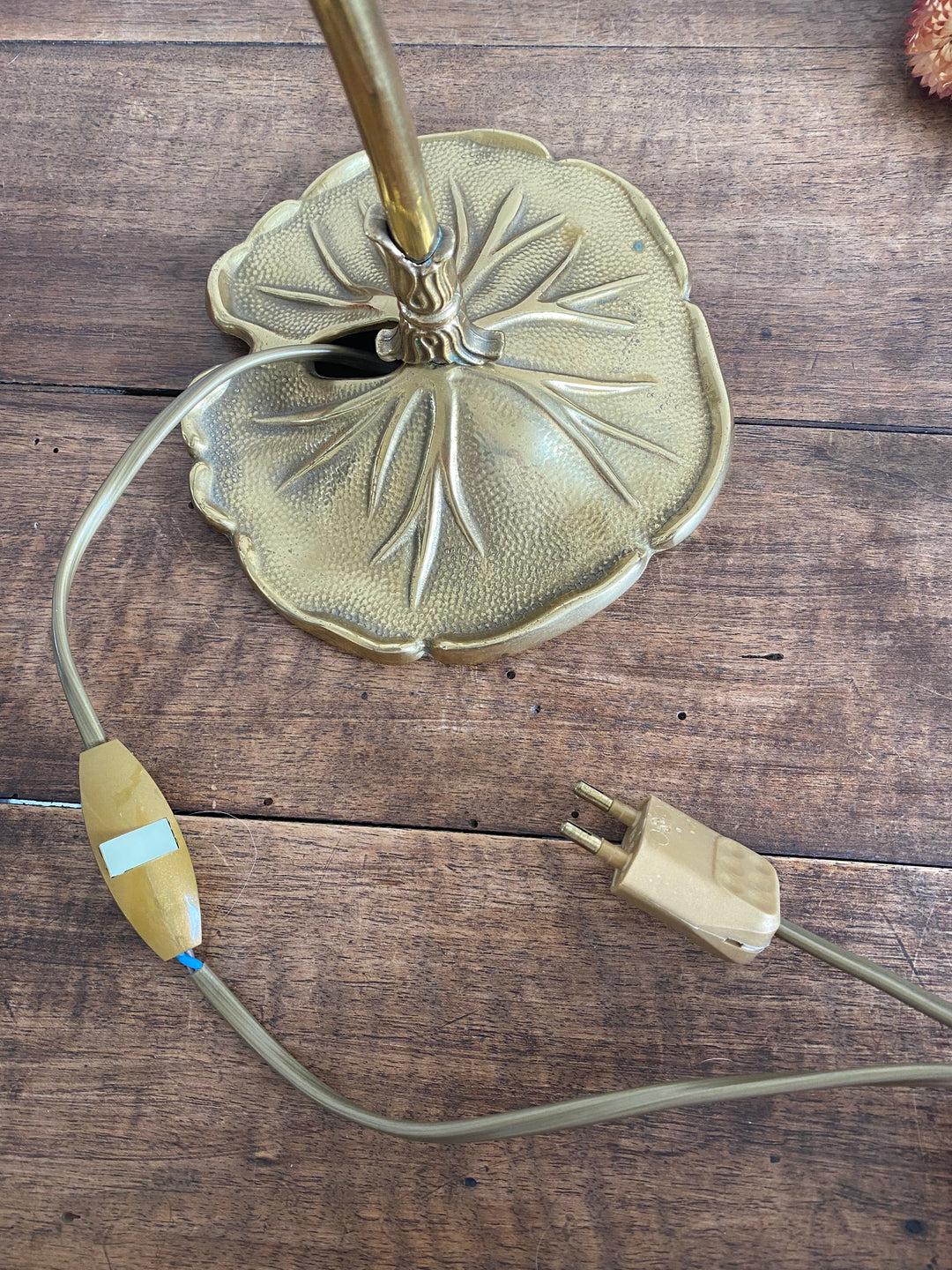 Lampe en laiton fleur nacrée