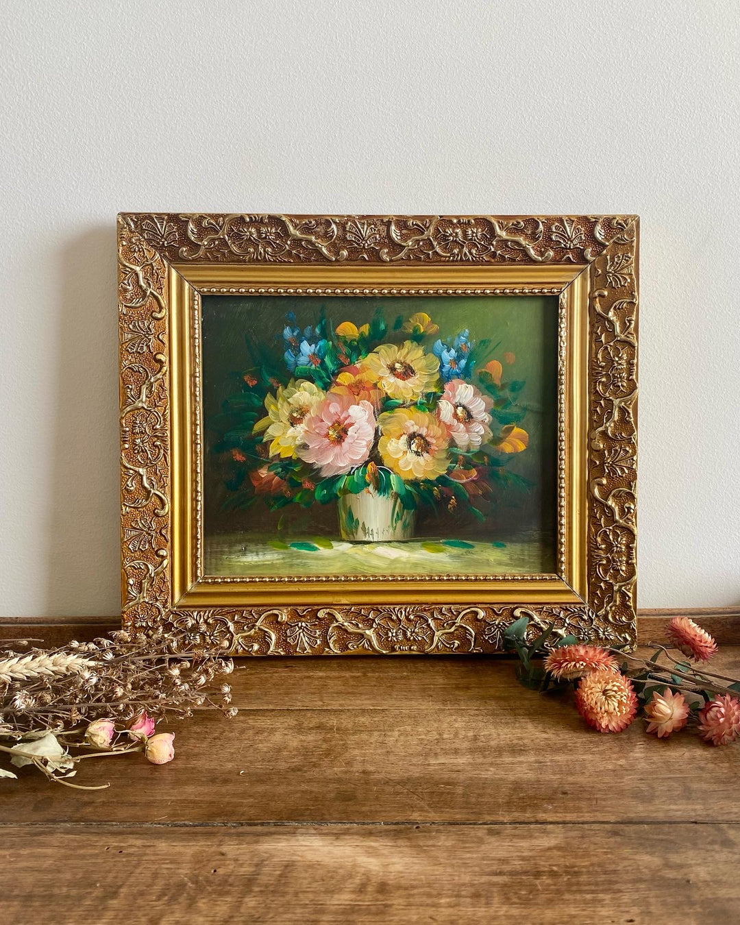 Peinture bouquet de fleurs dans cadre doré moulures baroques