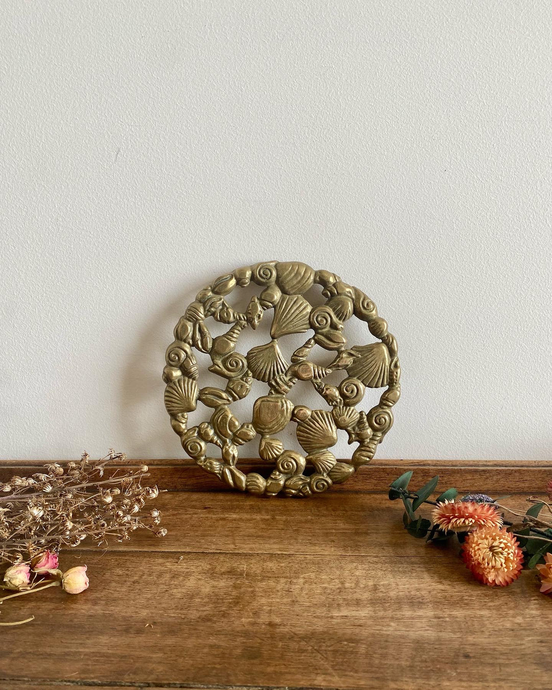 Dessous de plat rond laiton doré avec coquillage