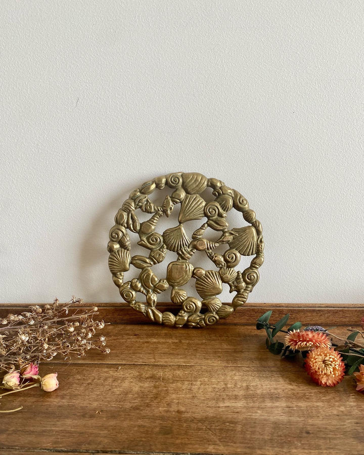 Dessous de plat rond laiton doré avec coquillage