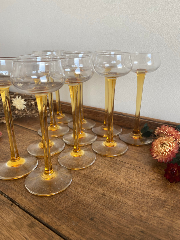 Verres à liqueur sur pieds hauts ocre