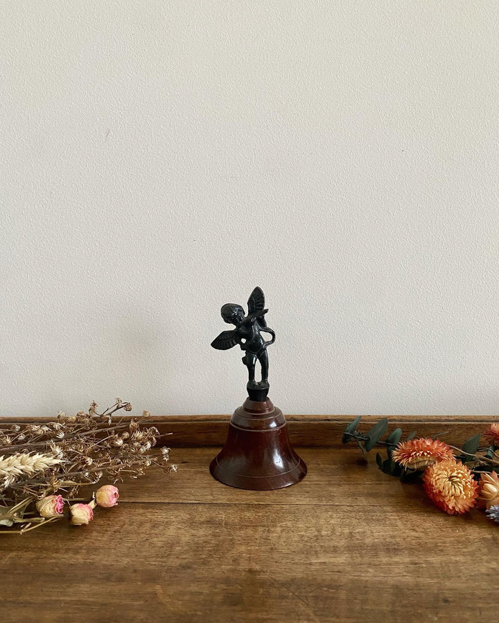 Clochette de table en bronze manche angelot