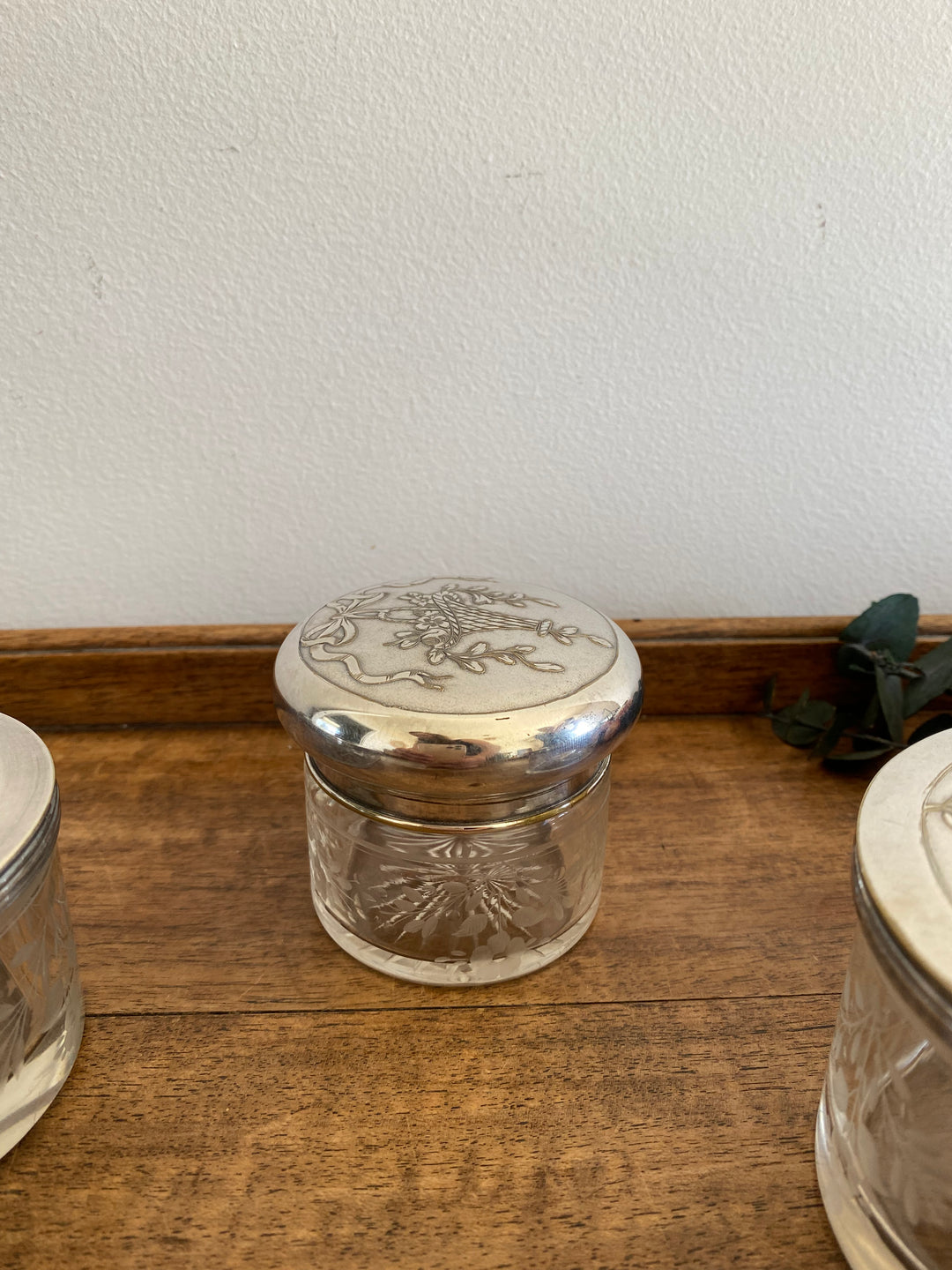 Éléments de toilette ciselé et bouchon métal argenté