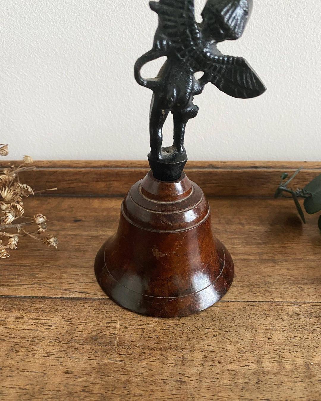 Clochette de table en bronze manche angelot